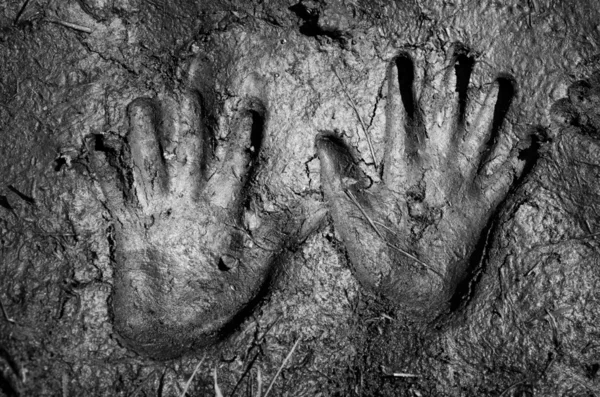 Impressões das mãos na areia — Fotografia de Stock