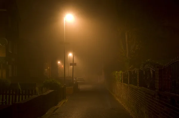 Nebbiosa notte in città Manchester Inghilterra Europa — Foto Stock