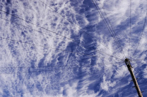 Poste de telefone com fios contra céu nublado com espaço de cópia retangular — Fotografia de Stock