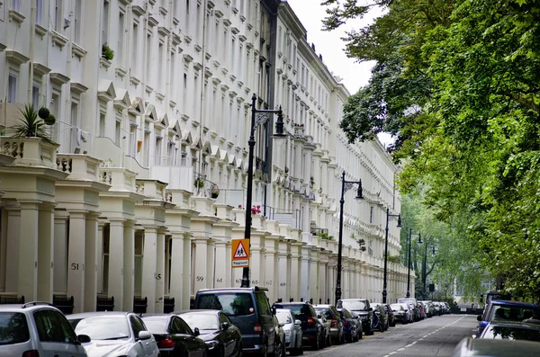 Row of beautiful white edwardian houses in Kensington, London — Stock Photo, Image