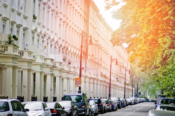 Fila de belas casas eduardianas brancas em Kensington, Londres — Fotografia de Stock