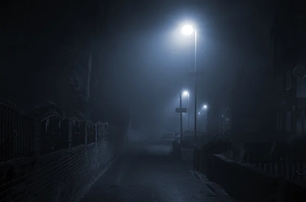 霧の夜にマンチェスター イギリス ヨーロッパの町 ロイヤリティフリーのストック画像