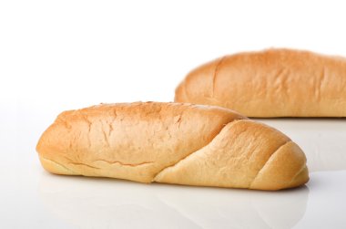 Beyaz zemin üzerine ev yapımı küçük baget.