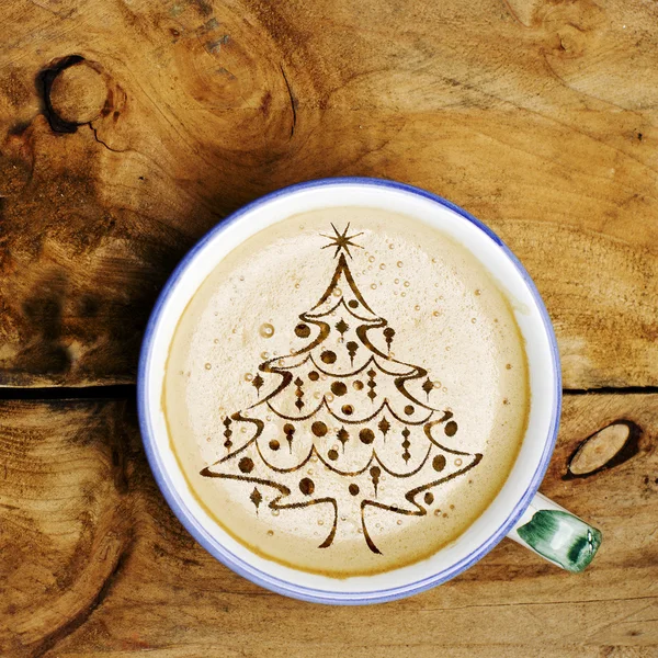 Xícara de café latte, cappuccino e árvore de Natal dispostos a partir de paus na mesa de madeira. Forma de espuma de árvore de Natal . — Fotografia de Stock