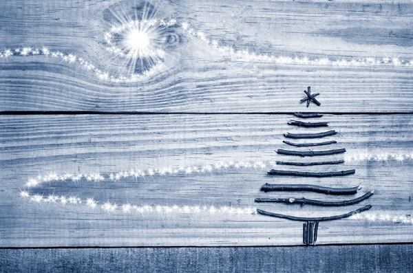 Vánoční strom uspořádány z hole na dřevěných jiskřivý šedé pozadí. — Stock fotografie