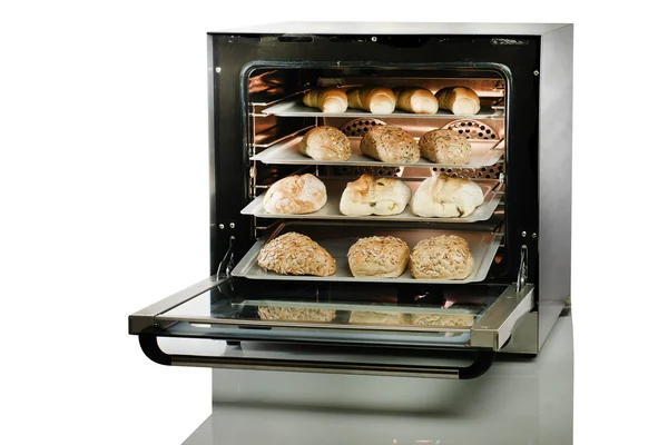 Horno abierto con pan recién horneado sobre fondo blanco . —  Fotos de Stock