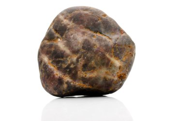 Beyaz arkaplanda izole taş