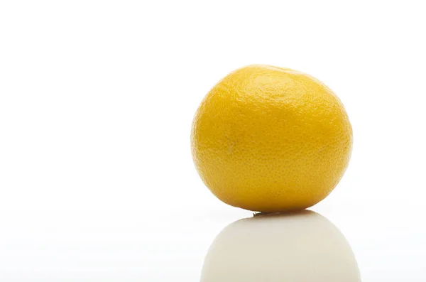 Mandarina fresca sobre fondo blanco — Foto de Stock