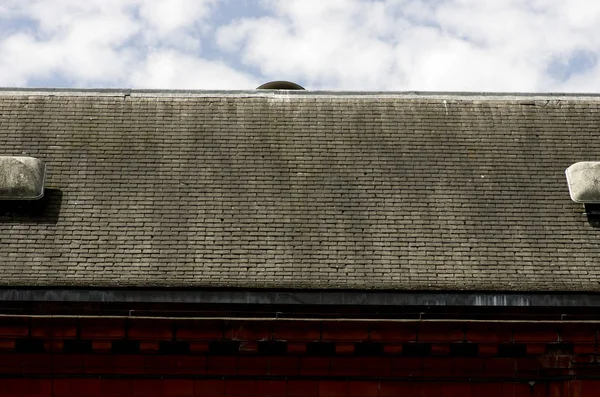 Techo de la casa en el cielo azul, Inglaterra —  Fotos de Stock