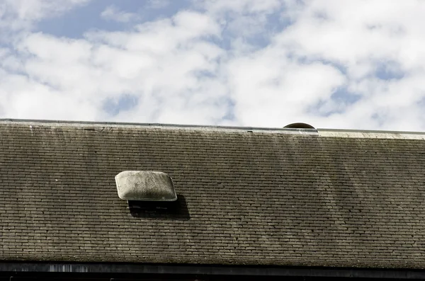 House roof on blue sky,England — Stock Photo, Image