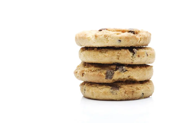 Montón de galletas, galletas con chispas de chocolate sobre fondo blanco — Foto de Stock