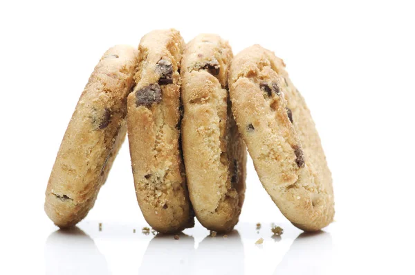 Montón de galletas, galletas con chispas de chocolate sobre fondo blanco — Foto de Stock
