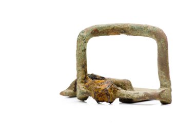 Eski ve hasarlı kayış, üzerinde beyaz izole tokası