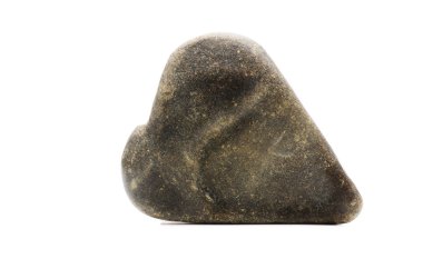 Beyaz arka plan üzerinde izole kalp şeklinde taş