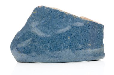 Beyaz seramik parçası üzerinde izole