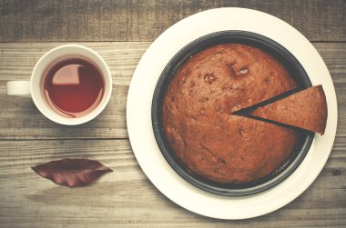 Kek olarak gerçeküstü gülümseme ve çay ile bir paketi adam (eski moda bilgisayar oyunu)