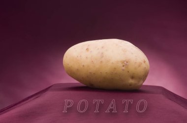 Kırmızı zemin üzerine patates