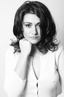 Zarif Bayan şık uzun saç modeli ile önde görünüyor