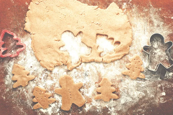 Hacer galletas de jengibre hombre y navidad . — Foto de Stock