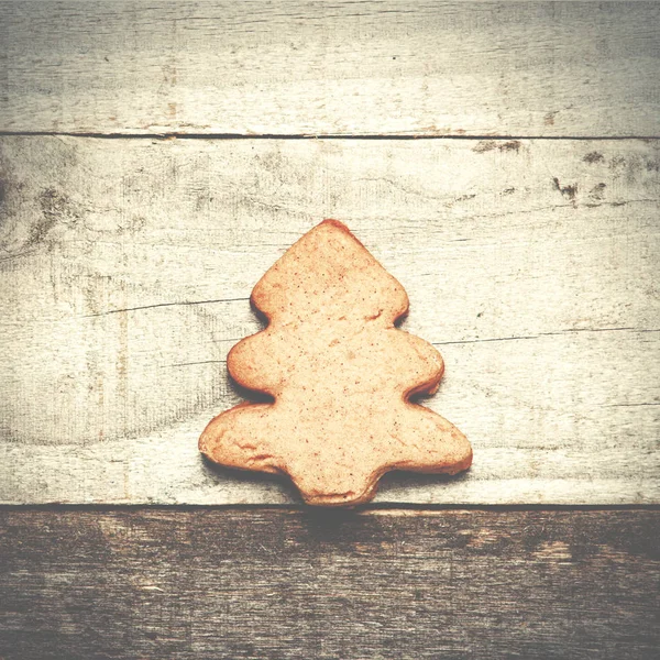Vánoční strom sušenku na šedém pozadí dřevěná. Vánoční strom ornament. — Stock fotografie