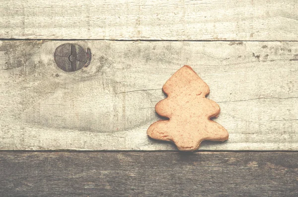 Galleta de árbol de Navidad sobre fondo de madera gris. Adorno del árbol de Navidad . — Foto de Stock