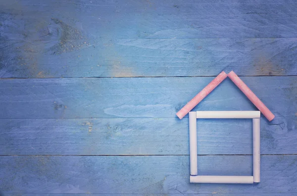 Home dolce casa Casa in gesso su sfondo di legno blu — Foto Stock