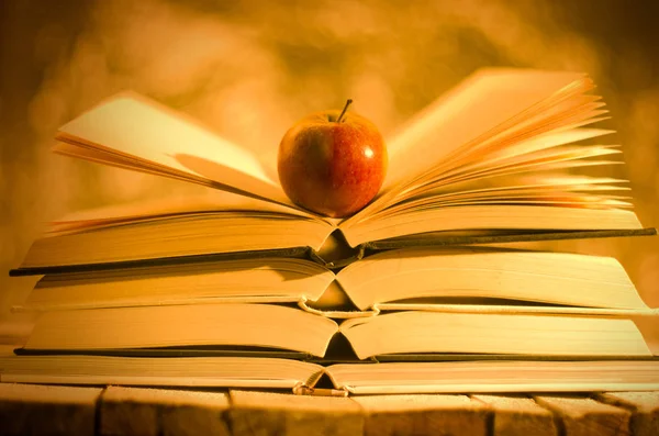 书籍和金色的背景上的苹果 — 图库照片