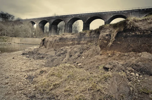 Margem do rio erodida após a inundação de inverno, Reddish Vale Manchester Inglaterra — Fotografia de Stock