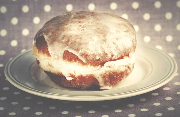 Donut fresco caseiro, donut em um prato. Fundo pontilhado rosa — Fotografia de Stock