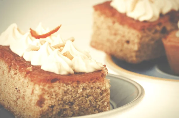 Homemade fresh peace of cake with vanilla cream on top on grey plate. — Stock Photo, Image