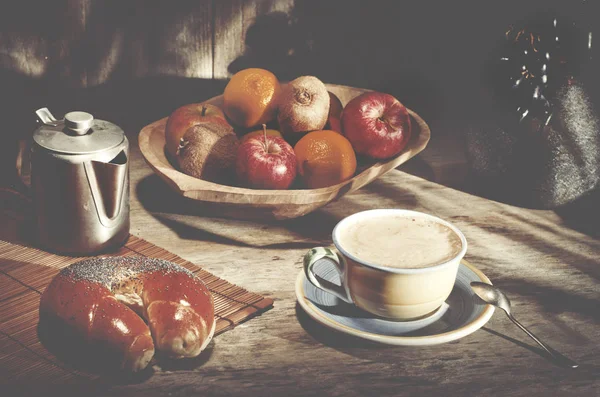 Assortiment vers gezond fruit in handgemaakte houten kom op houten achtergrond maakte in Ecuador. Koffie percolator, kopje koffie, zwart druiven op houten tafel. — Stockfoto
