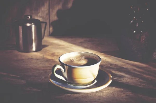 Percolador de café, xícara de café, uvas pretas na mesa de madeira, espaço de cópia . — Fotografia de Stock