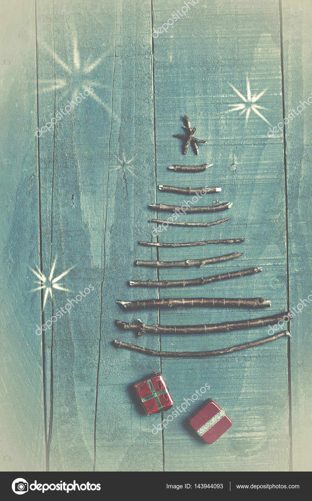Árvore de Natal feita de paus secos em madeira, fundo azul. Imagem de  flocos de neve. Árvore de Natal ornamento, artesanato, presentes . fotos,  imagens de © marcinwos #143944093
