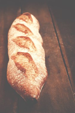 Ev yapımı taze baget kopya alanı ile ahşap masa üzerinde.