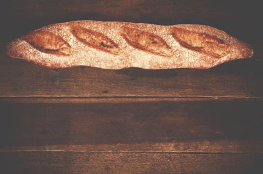 Ev yapımı taze baget kopya alanı ile ahşap masa üzerinde.