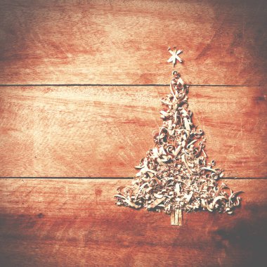 Talaş, ahşap-cips ahşap arka plan üzerinde düzenlenen basit Noel ağacı.