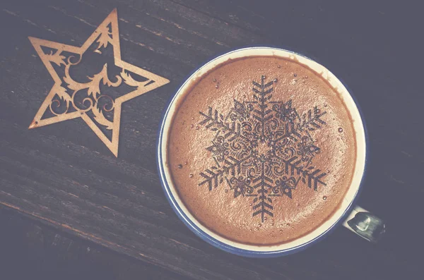 Filiżanka do kawy latte art na stół z drewna. Pianki postaci Star i drewniane star. — Zdjęcie stockowe