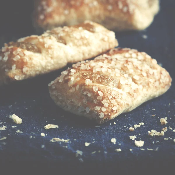 Delicioso pastel de manzana recién horneado en vaqueros azules, mezclilla . — Foto de Stock