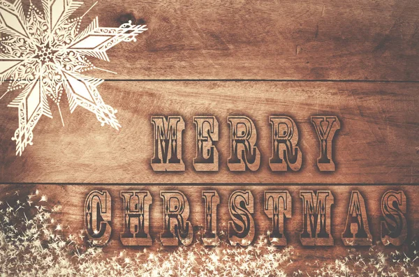 Palabras Feliz Navidad escrito, letras quemadas sobre fondo marrón nieve de madera — Foto de Stock