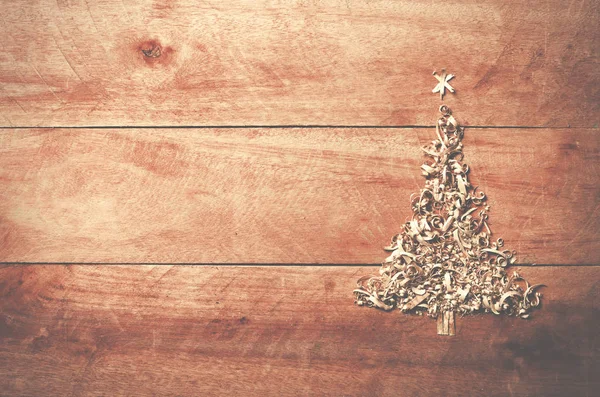 Albero di Natale semplice organizzato da segatura, trucioli di legno su sfondo di legno . — Foto Stock