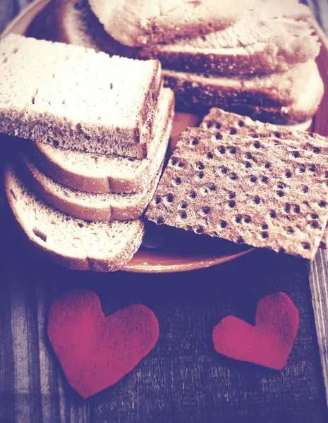 İki kırmızı kalp ile sağlıklı ev yapımı ekmek — Stok fotoğraf