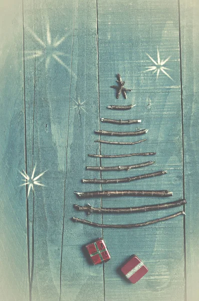 Albero di Natale realizzato con bastoncini asciutti su sfondo di legno blu. Immagine fiocchi di neve. Ornamento albero di Natale, artigianato, regali . — Foto Stock
