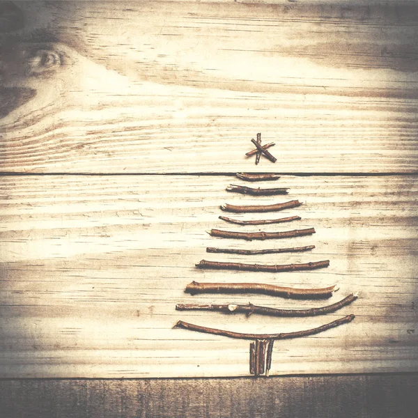 크리스마스 트리 나무 광채가 회색 배경에 막대기에서 배열 — 스톡 사진