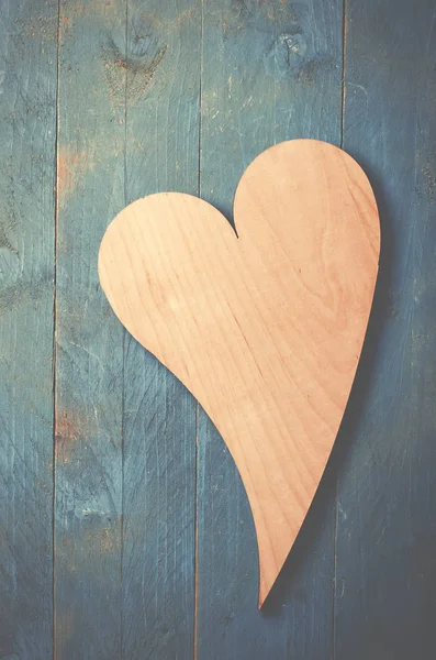Coração de madeira em azul — Fotografia de Stock