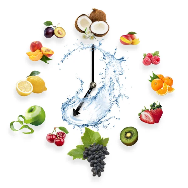 Reloj dispuesto a partir de frutos sanos aislados sobre fondo blanco. Reloj de comida con frutas. Concepto de comida saludable . — Foto de Stock