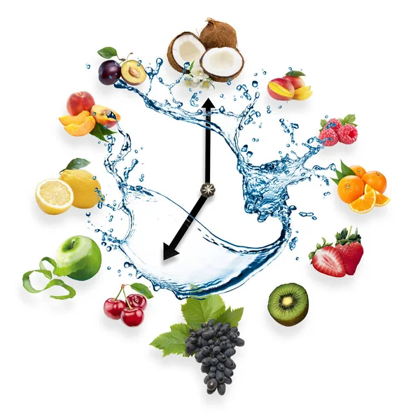 Reloj dispuesto a partir de frutos sanos aislados sobre fondo blanco. Reloj de comida con frutas. Concepto de comida saludable . — Foto de Stock