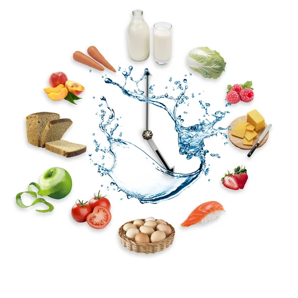 Beyaz arka plan üzerinde izole su sağlıklı gıda ürünleri splash düzenlediği saat. Sağlıklı gıda kavramı.