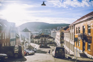 Satır aşağı sokak evleri 