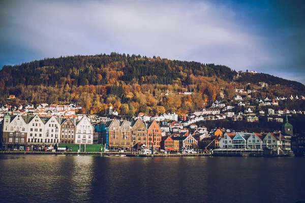 Stugor över vatten i berg hills — Stockfoto