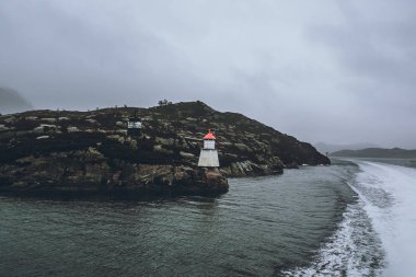 Su üzerinde bulutlu hava 